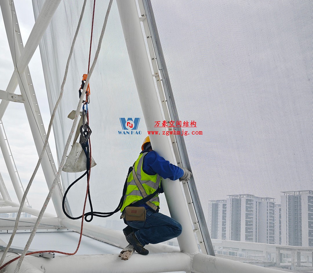 聚焦工程高質量建設，這個網格織物幕墻正在施工安裝中