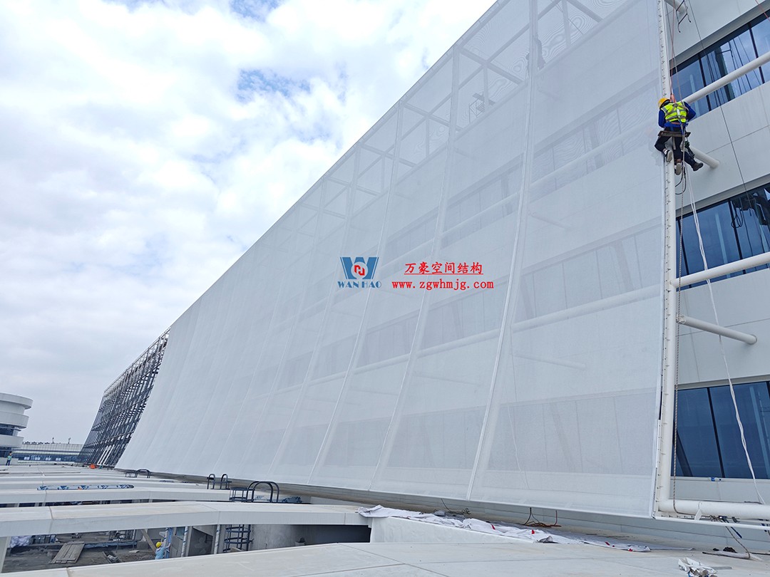 聚焦工程高質量建設，這個網格織物幕墻正在施工安裝中