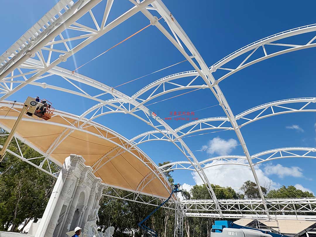 跨越山海的建筑新章！澳大利亞噴泉廣場天幕張拉正酣，雙膜科技賦能莊園建筑